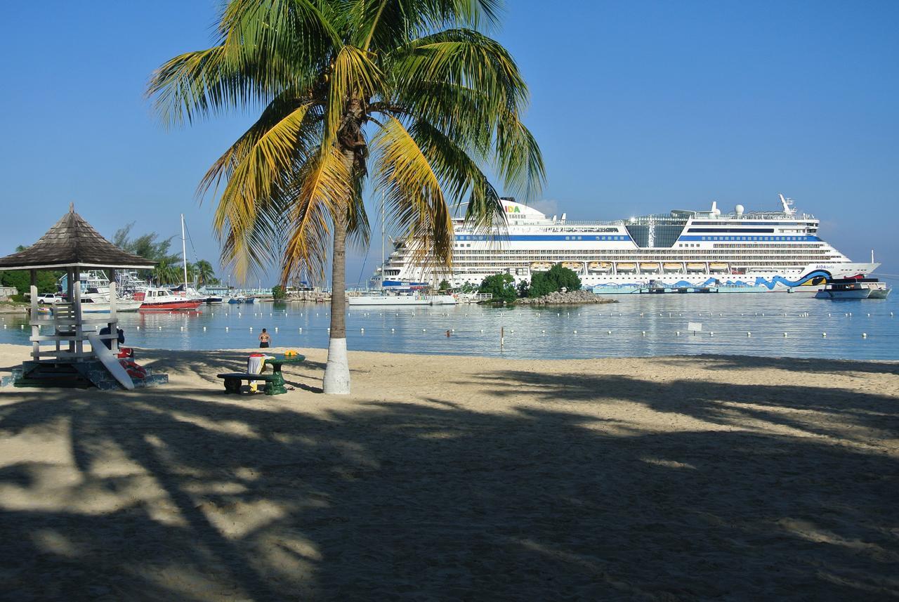 Beach Two Bedroom Loft Suite E29 Ocho Rios Exterior photo