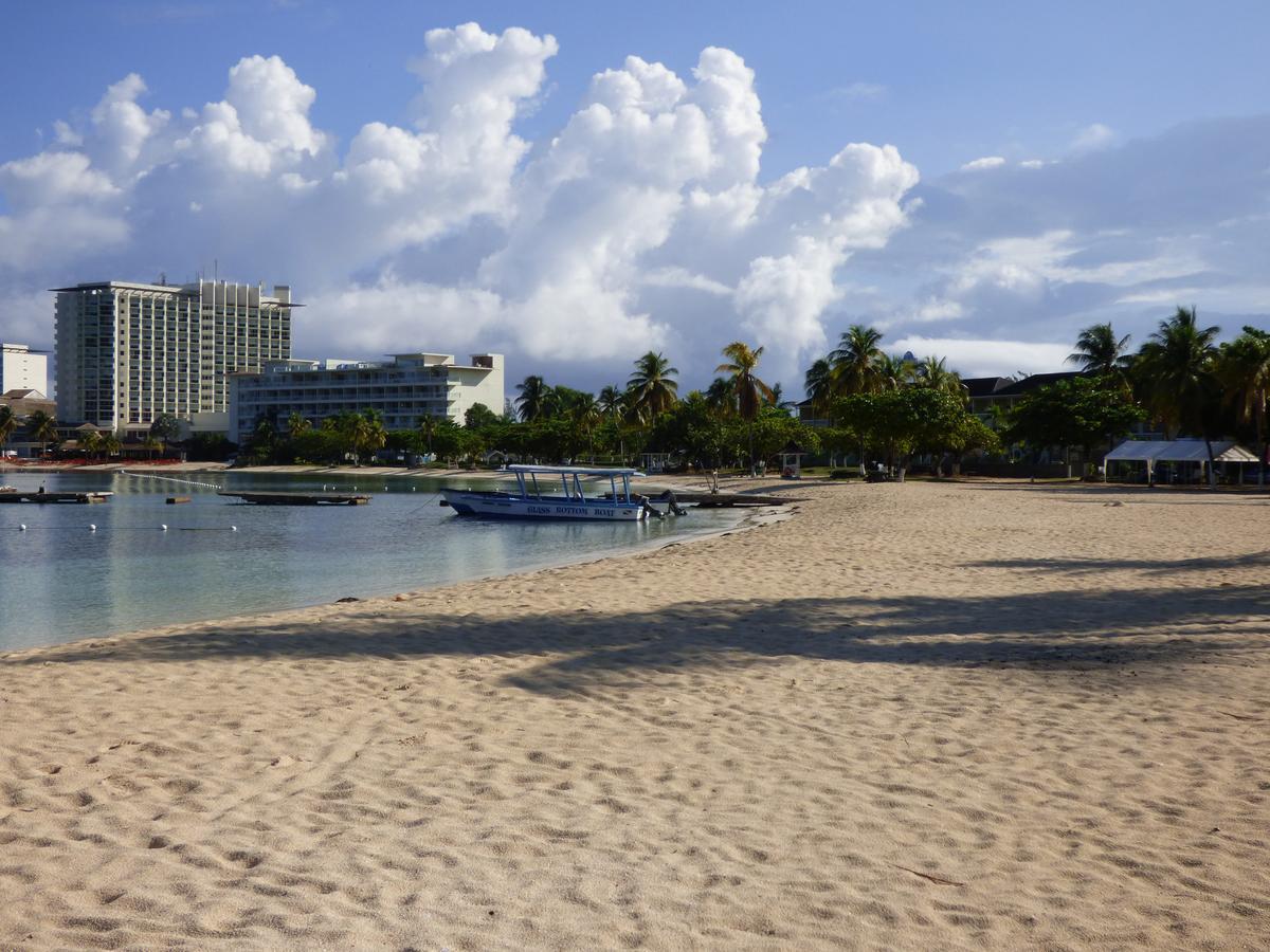 Beach Two Bedroom Loft Suite E29 Ocho Rios Exterior photo