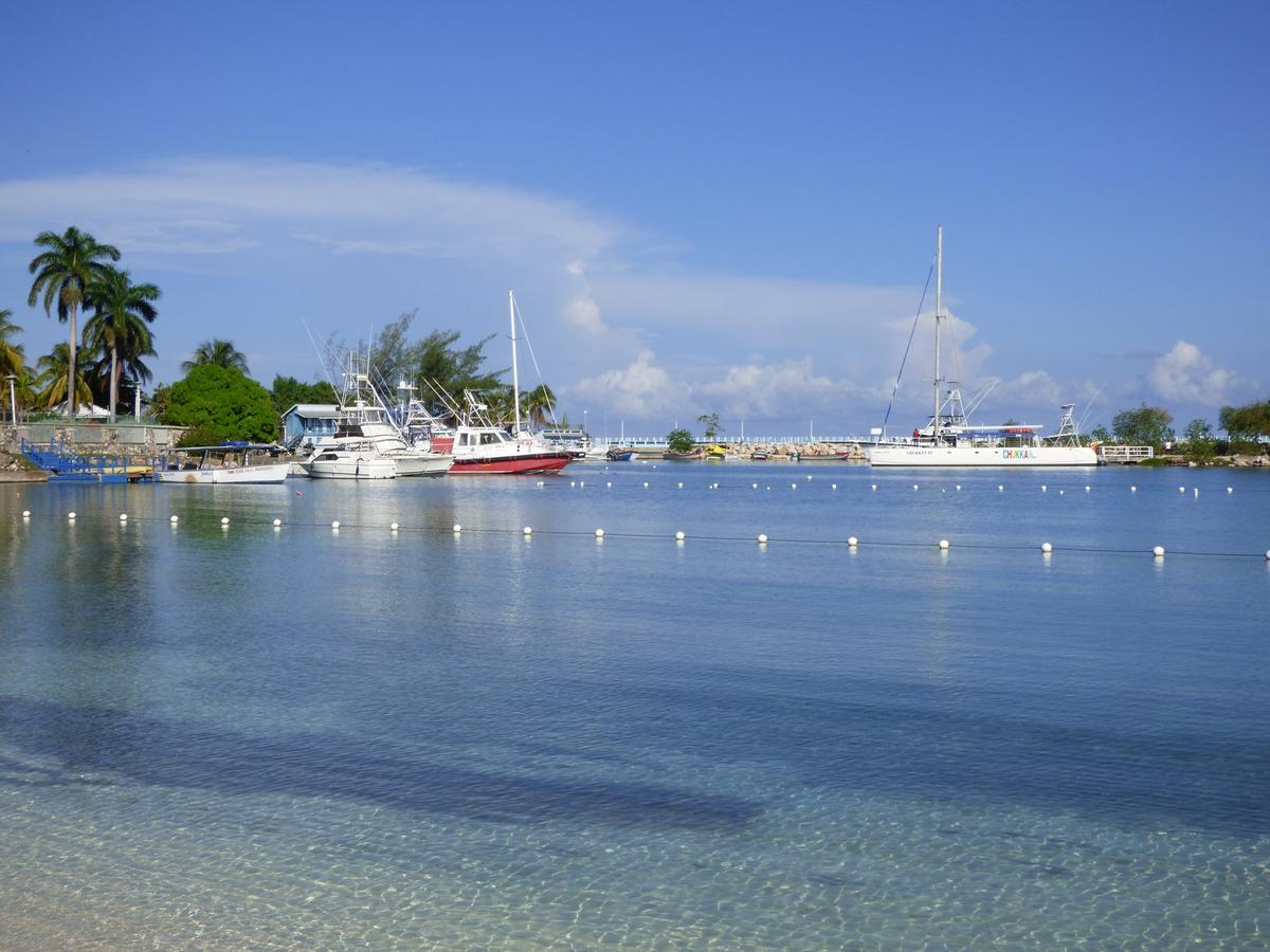 Beach Two Bedroom Loft Suite E29 Ocho Rios Exterior photo